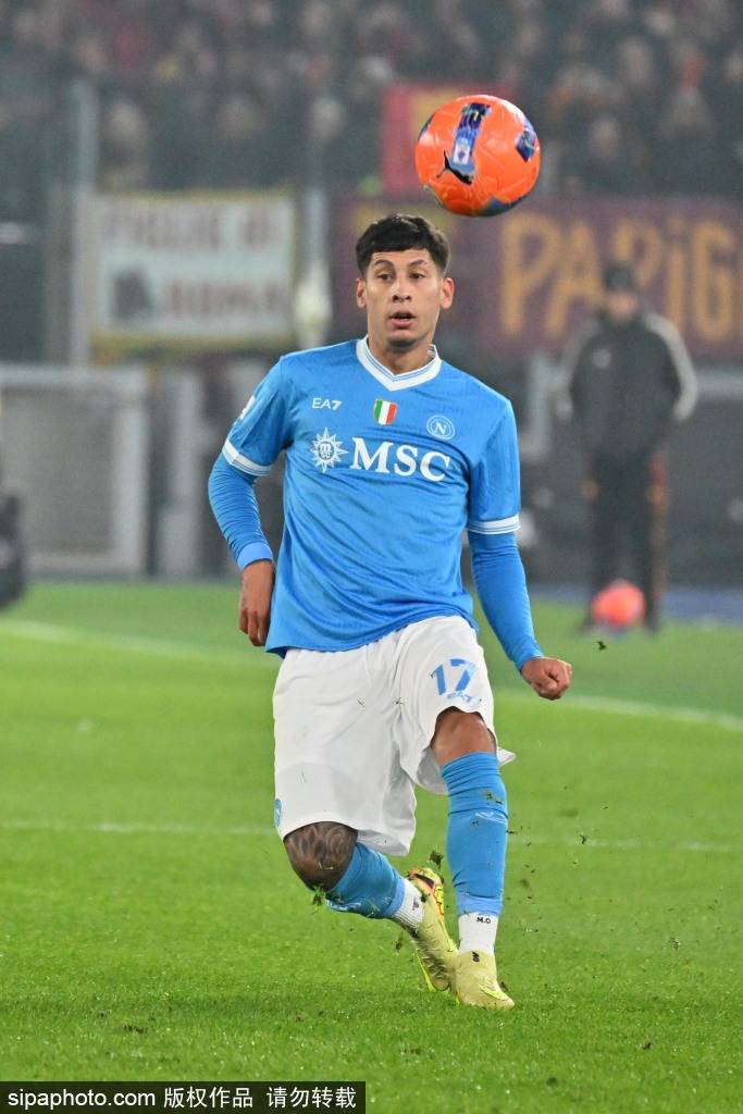 齐尔克泽转会风波:曼联拒绝罗马报价,背后隐藏的市场博弈